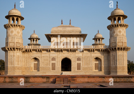 Agra, Indien. Itimad-Ud-Dawlah, Mausoleum von Mirza Ghiyas Beg, am Nachmittag. Das Grab wird manchmal als das Baby Taj bezeichnet. Stockfoto