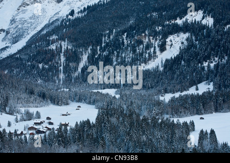 Schweiz, Kanton Waadt, Ormont Dessus, Les Diablerets Dorf mit Les Diablerets Bergkette im Hintergrund Stockfoto