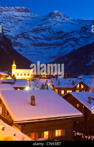 Schweiz, Kanton Waadt, Ormont Dessus, Les Diablerets Dorf mit Les Diablerets Bergkette im Hintergrund Stockfoto