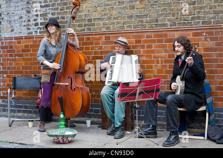 Vereinigtes Königreich, London, Ostende, Columbia Road, Musiker, spielen bei der Blumenmarkt am Sonntagmorgen Stockfoto