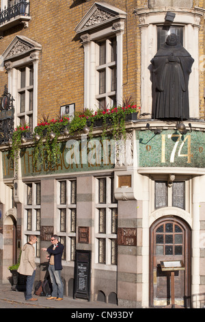 Vereinigtes Königreich, London, City, The Black Friar, ein Pub, eine Kette, gegründet im Jahre 1905 in der Arts And Crafts, Nicholson, gehören Stockfoto