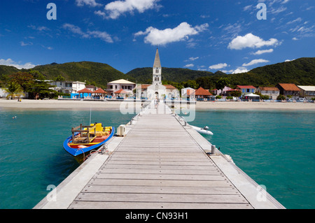 France, Martinique (Französische Antillen), Les Anses Ponton und Boot, d'Arlet und Blick auf die Kirche und das Dorf Anse Stockfoto