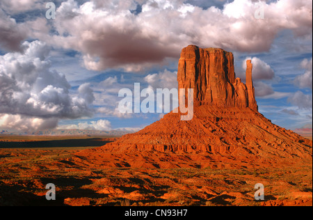Gipfel der Felsformationen in den Navajo Park des Monument Valley in Utah, bekannt als The Fäustlinge Stockfoto