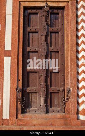 Agra, Indien. Tür und Schlösser im Norden Pavillon, Itimad-Ud-Dawlah. Stockfoto