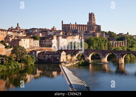 Frankreich, Tarn, Albi, der Bischofsstadt, aufgeführt als Weltkulturerbe der UNESCO, die Kathedrale Sainte Cecile die alte Brücke und die Stockfoto