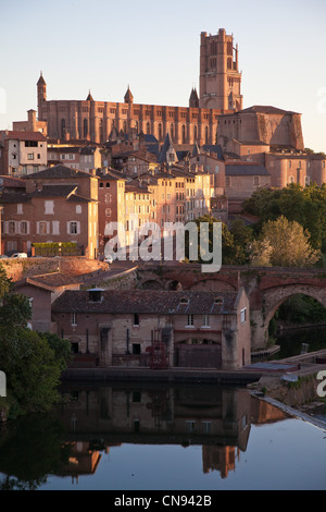 Die Bischofsstadt, Weltkulturerbe der UNESCO, die Kathedrale Sainte Cecile und dem Fluss Tarn, Albi, Tarn, Frankreich Stockfoto