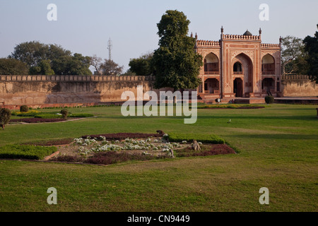 Agra, Indien. Eingangstor in den Garten rund um das Itimad-Ud-Dawlah. Stockfoto