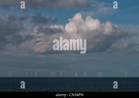 Rainshower über Windparks nordwalisischen Küste von Llanddulas in der Nähe von Colwyn Bay Stockfoto