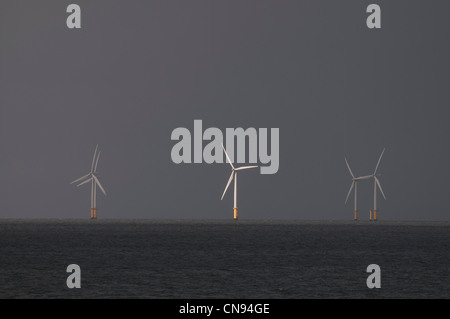 Rainshower über Windparks nordwalisischen Küste von Llanddulas in der Nähe von Colwyn Bay Stockfoto