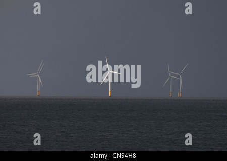 Rainshower über Windparks nordwalisischen Küste von Llanddulas in der Nähe von Colwyn Bay Stockfoto