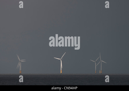 Rainshower über Windparks nordwalisischen Küste von Llanddulas in der Nähe von Colwyn Bay Stockfoto