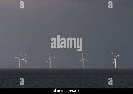 Rainshower über Windparks nordwalisischen Küste von Llanddulas in der Nähe von Colwyn Bay Stockfoto