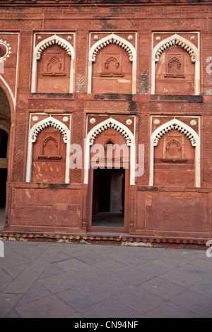 Agra, Indien. Agra Fort, Jahangiri Mahal. Mischung aus indischen und islamischen Stile in Bögen. Stockfoto