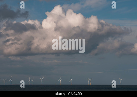 Rainshower über Windparks nordwalisischen Küste von Llanddulas in der Nähe von Colwyn Bay Stockfoto