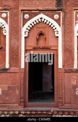 Agra, Indien. Agra Fort, Jahangiri Mahal. Mischung aus indischen und islamischen Stile in Bögen. Stockfoto