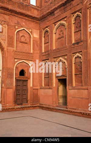 Agra, Indien. Agra Fort, Jahangiri Mahal. Mischung aus indischen und islamischen Stile in Bögen. Stockfoto