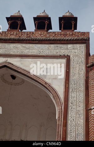 Agra, Indien. Jama Masjid (Freitagsmoschee).  Chhatris (gewölbte Pavillons) säumen das Dach. Persische Kalligraphie in arabische Schrift. Stockfoto