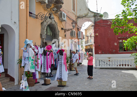 Berühmte Mode, Moda Positano, Boutiquen am Dorf Positano, Amalfiküste, UNESCO-Weltkulturerbe, Kampanien, Italien, Mittelmeer, Europa Stockfoto