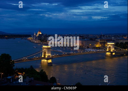 Ungarn, Budapest, Weltkulturerbe von UNESCO, Donau, Kettenbrücke (Szechenyi Lánchíd) und das Parlament Stockfoto