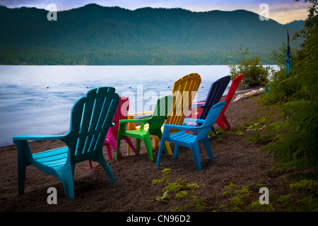 Stühle an einem Strand am Lake Quinault in Olympic Nationalpark Stockfoto