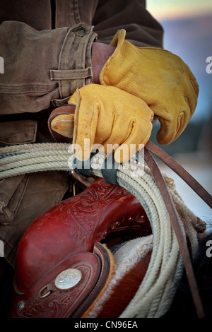 Cowboy im Sattel mit gelben Lederhandschuhe Stockfoto