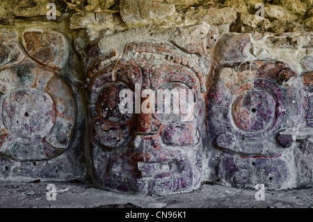 Mexiko, Yucatan-Zustand, die archäologische Stätte des antiken Maya-Stadt Edzna, Mascarones Tempel, Maske polychromen Stuck Stockfoto