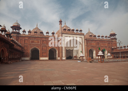 Agra, Indien. Innenhof der Jama Masjid, die Freitagsmoschee errichtet 1648. Chhatris säumen das Dach. Stockfoto