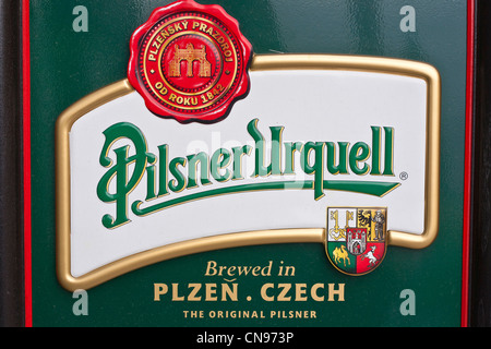 Slowakei, Bratislavaa, eine Werbung für tschechisches Bier Pilsner Urquell, hergestellt in Pilsen Stockfoto