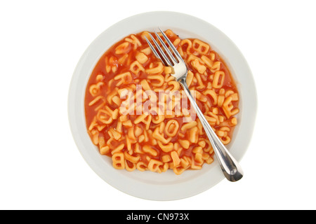 Childs Mahlzeit Alphabet Spaghetti in Tomatensauce mit einer Gabel auf einem Teller isoliert gegen weiß Stockfoto