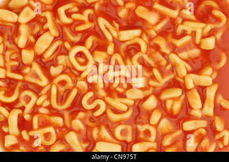 Alphabet-Spaghetti in Tomatensauce als Hintergrund und Struktur Stockfoto