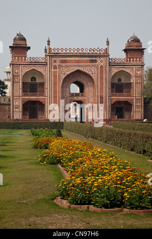 Agra, Indien. Eingang zum Itimad-Ud-Dawlah, Mausoleum von Mirza Ghiyas Beg. Das Grab wird manchmal als das Baby Taj bezeichnet. Stockfoto