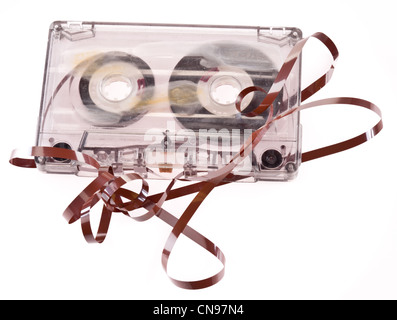 Alten gebrochenen Kassette isoliert auf weiss Stockfoto