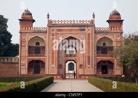 Agra, Indien. Eingang zum Itimad-Ud-Dawlah, Mausoleum von Mirza Ghiyas Beg. Das Grab wird manchmal als das Baby Taj bezeichnet. Stockfoto