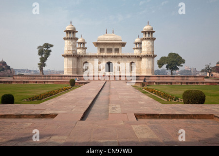 Agra, Indien. Itimad-Ud-Dawlah, Mausoleum von Mirza Ghiyas Beg. Das Grab wird manchmal als der "Baby Taj." bezeichnet Stockfoto