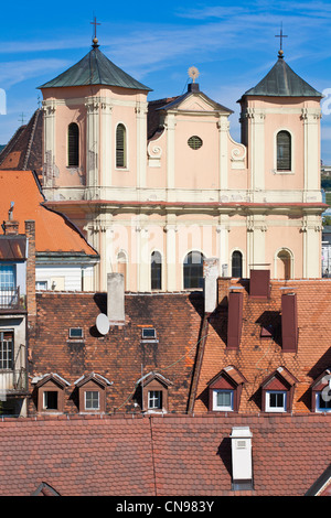 Slowakei, Bratislava, Aussicht von der Spitze des Michaelstor über Trinity Church, erbaut am Anfang des 18. Jahrhunderts Stockfoto