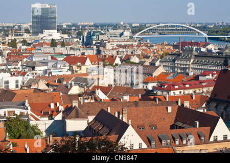 Slowakei, Bratislava, Blick von der Burg über der Altstadt, die Apollo-Brücke und der Donau Stockfoto