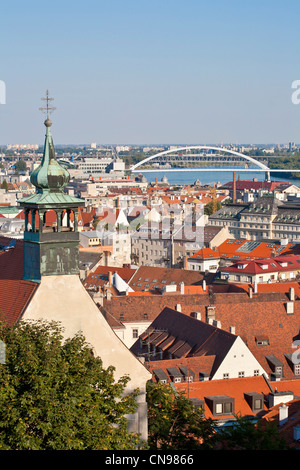 Slowakei, Bratislava, Blick von der Burg über St. Nikolaus-Kirche, das historische Zentrum, die Apollo-Brücke und der Donau Stockfoto