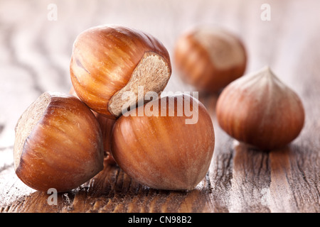 HaselnГјsse auf einem Holztisch. Nahaufnahme. Stockfoto