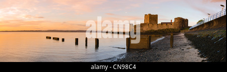 Panorama von Carrickfergus Castle bei Sonnenaufgang Stockfoto