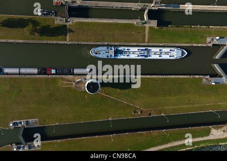Frankreich, Eure, Gaillon, Notre Dame De La Garenne Port Mort dam (Luftbild) Stockfoto
