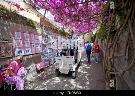 Straße Galerie, Maler, an der kleinen Gasse, rosa Bougainvillie, Positano, Amalfi, Kampanien, Italien, Mittelmeer, Europa Stockfoto