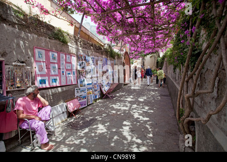 Straße Galerie, Maler, an der kleinen Gasse, rosa Bougainvillie, Positano, Amalfi, Kampanien, Italien, Mittelmeer, Europa Stockfoto