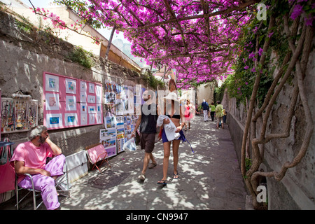 Straße Galerie, Maler, an der kleinen Gasse, rosa Bougainvillie, Positano, Amalfi, Kampanien, Italien, Mittelmeer, Europa Stockfoto