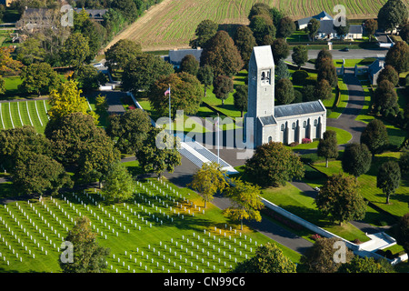 Frankreich, Manche, Montjoie-Saint-Martin, amerikanische militärische Friedhof St. Jakob (Luftbild) Stockfoto