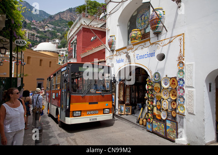 SITA-Bus an einen Souvenirshop, Dorf Positano, Amalfiküste, UNESCO-Weltkulturerbe, Kampanien, Italien, Mittelmeer, Europa Stockfoto