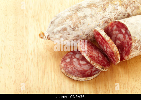 Geschnittene Salami auf Schneidebrett Stockfoto