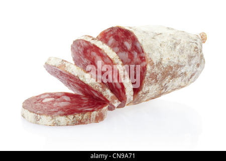 Salami in Scheiben geschnitten isoliert auf weißem, Clipping-Pfad enthalten Stockfoto