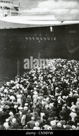 SS Normandie am Pier 88 und Menge an Segeln, New York City, 1936 Stockfoto