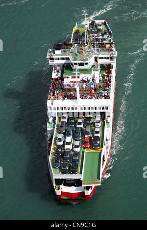 Vereinigtes Königreich, Hampshire, Isle Of Wight, Cowes, Fähre über den Solent (Luftbild) Stockfoto