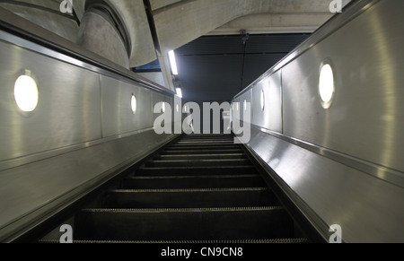 Rolltreppe Treppen in unterirdischen London Stockfoto